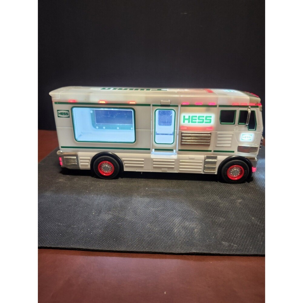 Hess 2018 Toy Truck Gas & Oil Original Advertising Collectible White Green Red